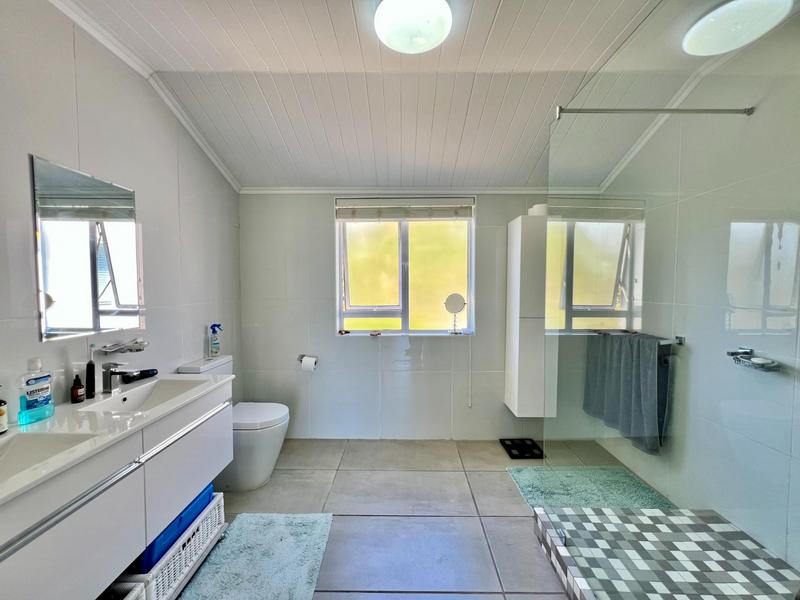 6 Bedroom Property for Sale in Rooi Els Western Cape